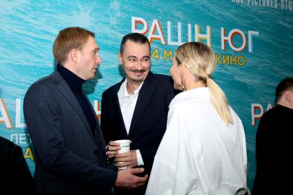 Кинотеатр КАРО 11 ОКТЯБРЬ. Премьера фильма РАШН ЮГ. 2021. На снимке: актер Андрей Бурковский (слева), его супруга Ольга и сценарист Жора Крыжовников
