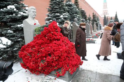 Красная площадь. Возложение цветов на могилу Иосифа Сталина в 140-ю годовщину со дня его рождения. 2018