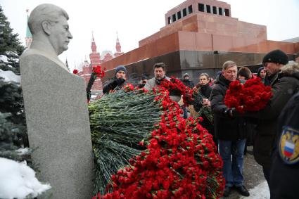 Красная площадь. Возложение цветов на могилу Иосифа Сталина в 140-ю годовщину со дня его рождения. 2018