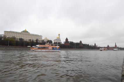 Москва. Теплоходы во время парада судов на открытии пассажирской речной навигации на Москве-реке.