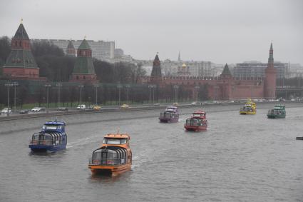 Москва. Теплоходы во время парада судов на открытии пассажирской речной навигации на Москве-реке.