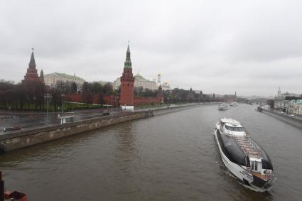 Москва. Теплоход `Скарлет` во время парада речных судов на Москве-реке в День открытия навигации.