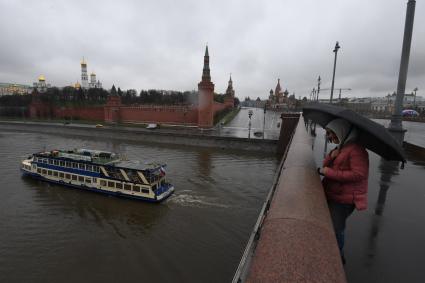 Москва. Теплоход во время парада судов на открытии пассажирской речной навигации на Москве-реке.