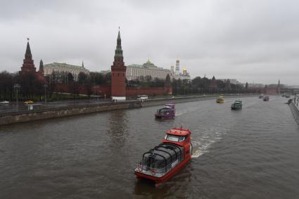 Москва. Теплоходы во время парада судов на открытии пассажирской речной навигации на Москве-реке.