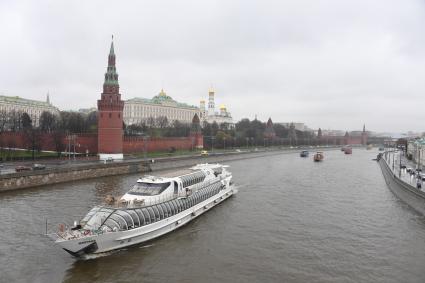 Москва. Пассажирский прогулочный теплоход-ресторан `Монтана` во время парада речных судов на Москве-реке в День открытия навигации.