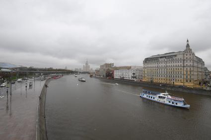 Москва. Теплоходы во время парада судов на открытии пассажирской речной навигации на Москве-реке.