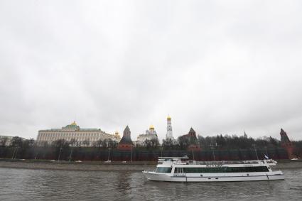 Москва. Теплоход `Ривер Лаунж` во время парада речных судов на Москве-реке в День открытия навигации.