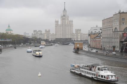 Москва. Теплоходы во время парада судов на открытии пассажирской речной навигации на Москве-реке.