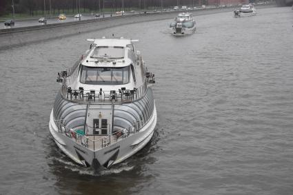 Москва. Пассажирский прогулочный теплоход-ресторан `Примавера` во время парада речных судов на Москве-реке в День открытия навигации.