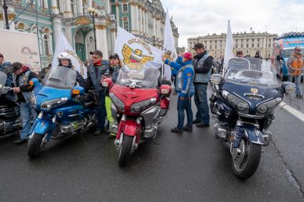 Санкт-Петербург. Байкеры перед началом мотопарада, посвященного открытию сезона, на Дворцовой площади.