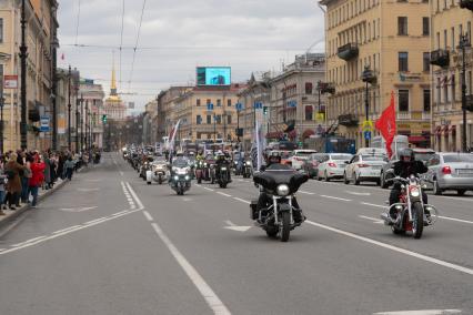 Санкт-Петербург. Байкеры во время мотопарада, приуроченного к открытию мотосезона, на Невском проспекте.