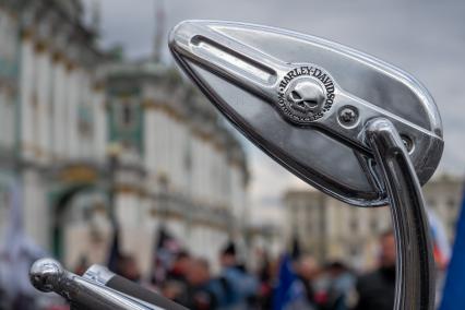 Санкт-Петербург. Зеркало на мотоцикле.