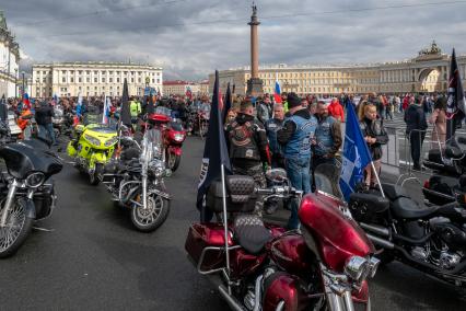 Санкт-Петербург. Байкеры перед началом мотопарада, посвященного открытию сезона, на Дворцовой площади.