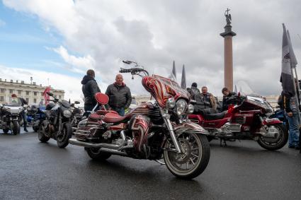 Санкт-Петербург. Байкеры перед началом мотопарада, посвященного открытию сезона, на Дворцовой площади.
