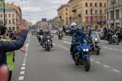 Санкт-Петербург. Байкеры во время мотопарада, приуроченного к открытию мотосезона, на Невском проспекте.