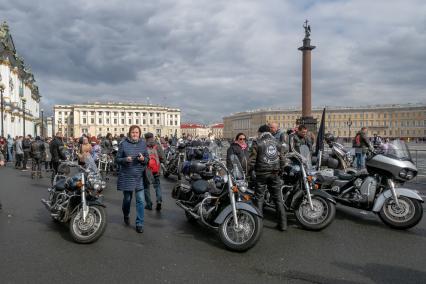 Санкт-Петербург. Байкеры перед началом мотопарада, посвященного открытию сезона, на Дворцовой площади.