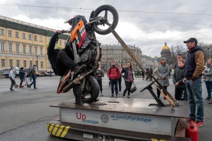 Санкт-Петербург. Перед началом мотопарада, посвященного открытию сезона, на Дворцовой площади.