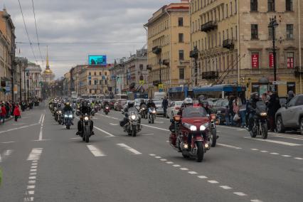 Санкт-Петербург. Байкеры во время мотопарада, приуроченного к открытию мотосезона, на Невском проспекте.