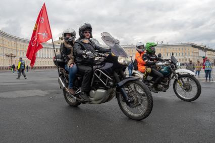 Санкт-Петербург. Байкеры перед началом мотопарада, посвященного открытию сезона, на Дворцовой площади.