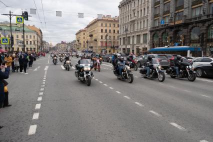 Санкт-Петербург. Байкеры во время мотопарада, приуроченного к открытию мотосезона, на Невском проспекте.