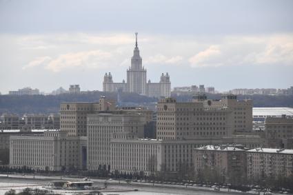 Москва. Вид на Министерство обороны Российской Федерации (на первом плане) и на главное здание МГУ имени М.В. Ломоносова (на дальнем плане).