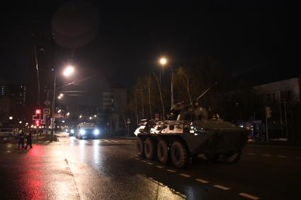 Москва. Бронетранспортер БТР-82А во время передислокации с военного полигона `Алабино` для участия в параде Победы на Красной площади.