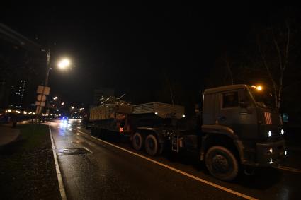 Москва.  Военная техника  во время передислокации с военного полигона `Алабино` для участия в параде Победы на Красной площади.