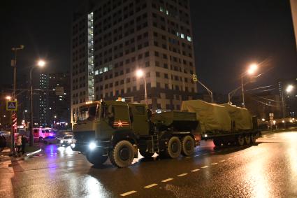 Москва.  Военная техника  во время передислокации с военного полигона `Алабино` для участия в параде Победы на Красной площади.