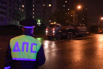 Москва.  Военная техника  во время передислокации с военного полигона `Алабино` для участия в параде Победы на Красной площади.