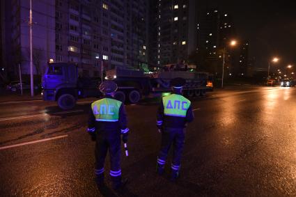 Москва.  Военная техника  во время передислокации с военного полигона `Алабино` для участия в параде Победы на Красной площади.