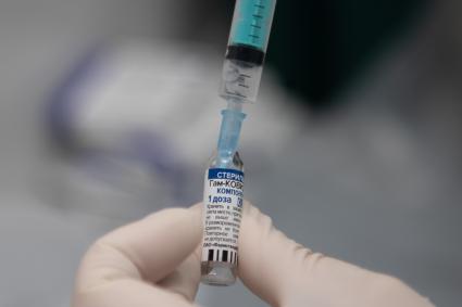Пермь. Медсестра набирает в шприц вакцину `Гам-КОВИД-Вак` (`Спутник V`) в мобильном  пункте вакцинации от коронавирусной инфекции COVID-19.