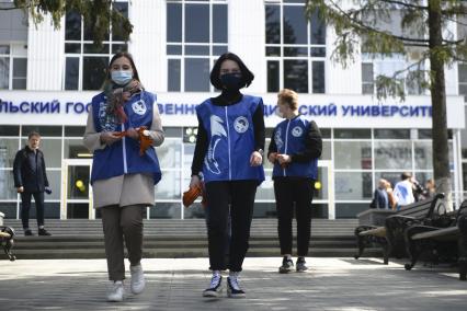 Екатеринбург. Старт акции \'Георгиевская ленточка\'. Студенты, участники двиджения \'Волонтеры Победы\' аздавали Георгиевские ленточки прохожим на улице, рассказывая значение цветов ленты и правила ее ношения