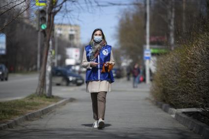 Екатеринбург. Старт акции \'Георгиевская ленточка\'. Студенты, участники двиджения \'Волонтеры Победы\' аздавали Георгиевские ленточки прохожим на улице, рассказывая значение цветов ленты и правила ее ношения