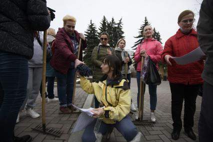 Екатеринбург. Сотрудники администрации города Екатеринбурга вышли на общегородской субботник в Дендрологический парк