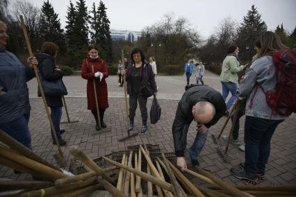 Екатеринбург. Сотрудники администрации города Екатеринбурга вышли на общегородской субботник в Дендрологический парк