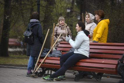 Екатеринбург. Сотрудники администрации города Екатеринбурга вышли на общегородской субботник в Дендрологический парк