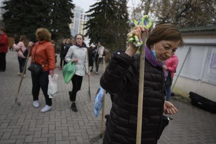 Екатеринбург. Сотрудники администрации города Екатеринбурга вышли на общегородской субботник в Дендрологический парк