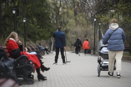 Екатеринбург. Сотрудники администрации города Екатеринбурга вышли на общегородской субботник в Дендрологический парк