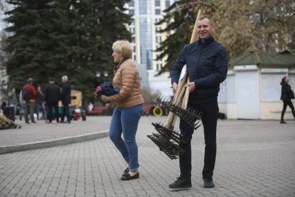 Екатеринбург. Сотрудники администрации города Екатеринбурга вышли на общегородской субботник в Дендрологический парк