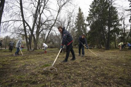 Екатеринбург. Сотрудники администрации города Екатеринбурга вышли на общегородской субботник в Дендрологический парк