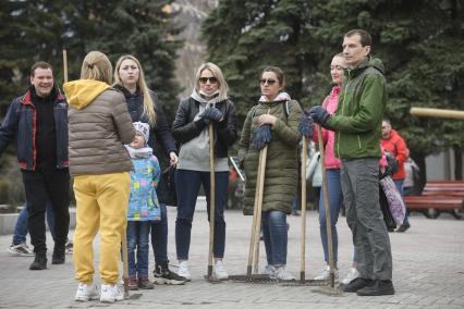 Екатеринбург. Сотрудники администрации города Екатеринбурга вышли на общегородской субботник в Дендрологический парк