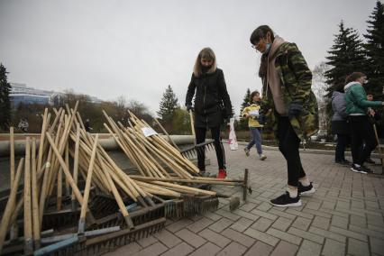 Екатеринбург. Сотрудники администрации города Екатеринбурга вышли на общегородской субботник в Дендрологический парк