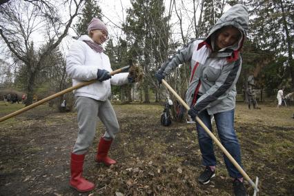 Екатеринбург. Сотрудники администрации города Екатеринбурга вышли на общегородской субботник в Дендрологический парк