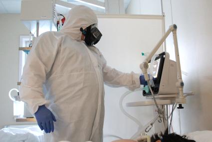 Иркутск. Медицинский работник в больнице, где оказывают помощь пациентам с коронавирусной инфекцией COVID-19.