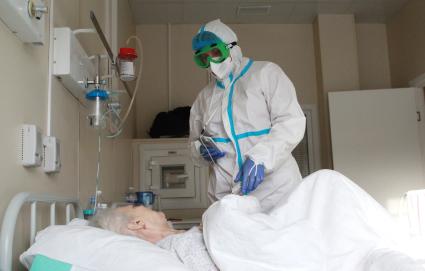 Иркутск. Медицинский работник и пациент в больнице, где оказывают помощь пациентам с коронавирусной инфекцией COVID-19.