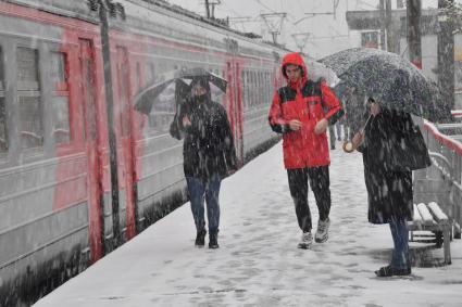 Москва. Горожане во время снегопада.