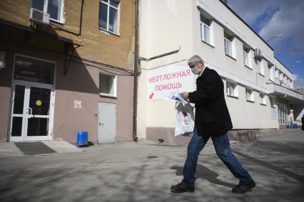 Екатеринбург. Мужчина у отделения неотложной помощи ЦГБ3