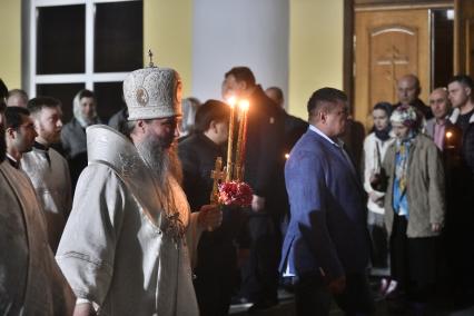 Екатеринбург. Митрополит Екатеринбургский и Верхотурский Евгений во время крестного хода. Пасхальное богослужение в Свято-Троицком соборе