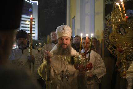 Екатеринбург. Митрополит Екатеринбургский и Верхотурский Евгений во время крестного хода. Пасхальное богослужение в Свято-Троицком соборе