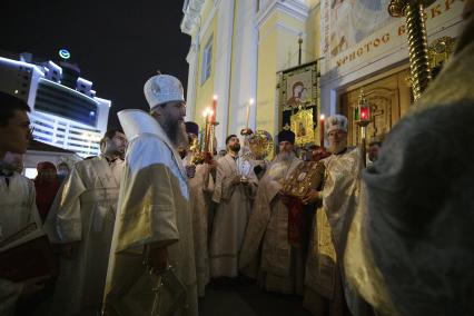 Екатеринбург. Митрополит Екатеринбургский и Верхотурский Евгений во время крестного хода. Пасхальное богослужение в Свято-Троицком соборе